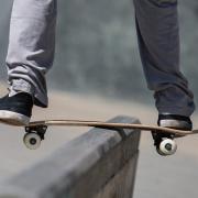Ein sechsjähriger Junge war mit seinem Skateboard unterwegs und wurde von einem Auto erfasst. Dabei wurde sein Bein überrollt. 