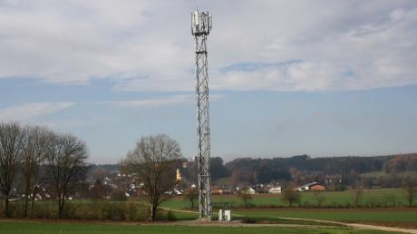 Dominant steht seit Wochen der neue Mobilfunksendemast auf Langenhaslacher Flur zwischen Neuburg und Edelstetten. Allerdings ist er noch nicht in Betrieb. Die Deutsche Telekom hüllt sich in Schweigen.  	