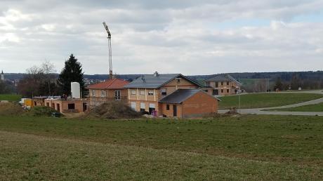 Eine rege Bautätigkeit ist im neuen Baugebiet „Grasiger Weg“ in Nattenhausen zu verzeichnen. Mehrere Wohnhäuser sind fast fertig oder noch im Rohbau und fünf Baugrundstücke stehen noch zur Verfügung, wurde in der Bürgerversammlung bekannt. 