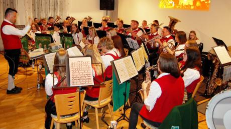 Die 36 Obergessertshauser Musikanten, darunter 19 Frauen, boten im Saal der SVO-Sportgaststätte ein Jubiläumskonzert par excellence, das alle Facetten der Blasmusik abdeckte.  	