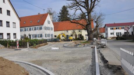 Die Bauarbeiten zur Dorferneuerung gehen zügig voran, wie hier am Blasiusplatz in Oberwiesenbach. Der Ausbau der Hauptstraße in Unterwiesenbach führte jedoch zu regen Diskussionen bei der Bürgerversammlung. 	