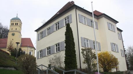 Der denkmalgeschützte Pfarrhof in Neuburg wird umfassend saniert. Die Kosten belaufen sich auf rund 590000 Euro.  	