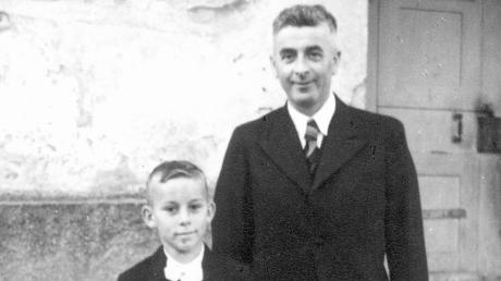 Theo Waigel 1948 mit seinem Firmpaten Dr. Joseph Hanusch aus Weiler/Allgäu, einem Kriegskameraden von Theo Waigels Vater im Ersten Weltkrieg.  	