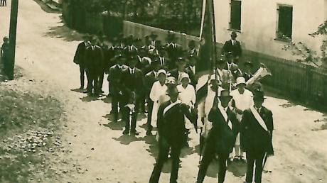Der Krieger- und Soldatenverein Ellzee um 1920 mit Fahnenträgern und Festjungfrauen auf der heutigen Stoffenrieder Straße. 