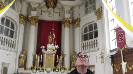 Dekan Klaus Bucher im Innenraum der Breitenthaler Kirche. Er freut sich, dass es mit der Renovierung wohl bald losgehen kann. 