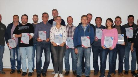 Langjähriger Mitglieder und Übungsleiter wurden bei der Versammlung des SV Aletshausen geehrt. Links der Vorsitzende Martin Bertele. 	