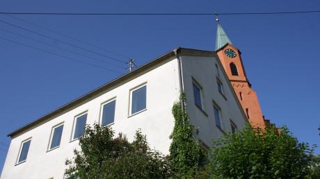 Das ehemalige Schulgebäude in prominenter Lage unterhalb der Pfarrkirche in Wattenweiler wird verkauft. Zuletzt nutzten es Wattenweiler Vereine, zwischenzeitlich diente es während der Kriegsjahre als Landdienstlager, wo insbesondere junge Frauen und Mädchen untergebracht waren. 	
