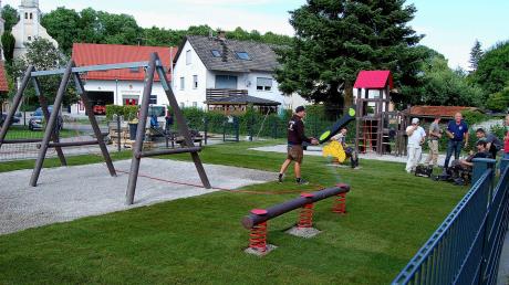 Fleißige Helfer haben unentgeltlich einen funktionalen Kinderspielplatz westlich des Dorfplatzes gestaltet, der in Nähe des Bürgerhauses von Obergessertshausen liegt. Unser Bild zeigt die Helfer nach dem Verlegen des Roll-Rasens. 