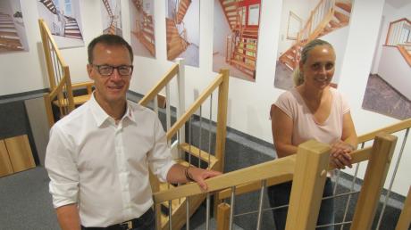 Steigen die Treppen in ihrem Waltenhauser Studio hinauf, in denen sie zwei Dutzend Typen präsentieren: Die Inhaber Harald und Birgit Specker. 