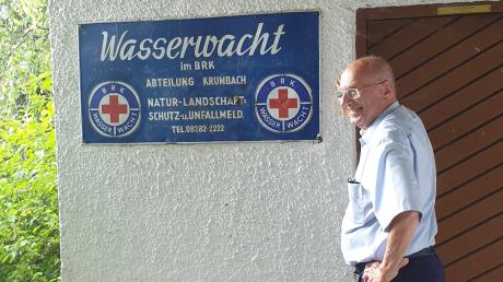 Anton Manhalter am heute noch erhaltenen Häuschen der Wasserwacht am Oberegger Weiher. 