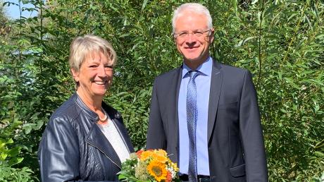 Schulrat Robert Kaifer hieß Monika Kurtz als neue Rektorin der Grundschule Deisenhausen mit einem Blumenstrauß an ihrer neuen Wirkungsstätte willkommen. 	