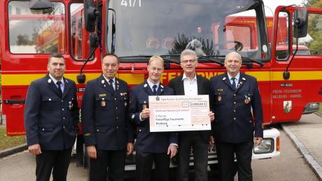 Einen Scheck über 3000 Euro erhielt die Neuburger Feuerwehr von der Sparkasse Günzburg-Krumbach zum 150-jährigen Jubiläum. 	