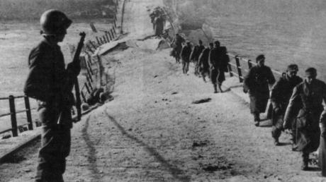 So wie auf diesem Bild ging der Krieg 1945 vielerorts zu Ende: Gefangene deutsche Soldaten verlassen ihre ehemaligen Stellungen. Der Film "Die letzten Zeitzeugen" lässt Bürger aus dem Raum Augsburg zu Wort kommen.