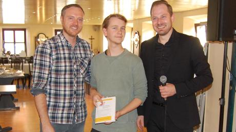 Der Robert-Naegele-Preis für Mundartdichtung wurde 2019 wieder nach einem Poetry-Slam im Saal des Gasthofs Bischof in Edelstetten vergeben. Unser Bild zeigt (von links) die Finalisten Wolfgang Heyer und Yannick Steinkellner sowie Moderator Johannes Elster. 	