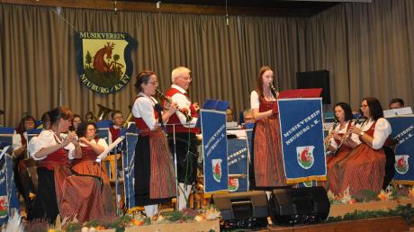 In der „Spatzen-Polka“ erwiesen sich Jessica Rademacher und Theresa Götzfried als brillante Klarinetten-Solistinnen. 