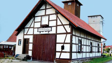 Seit zehn Jahren ist das alte Feuerwehrhaus in Aletshausen an den örtlichen Burschenverein verpachtet. Nun wurde ein neuer Pachtvertrag zwischen Gemeinde und Verein abgeschlossen. 