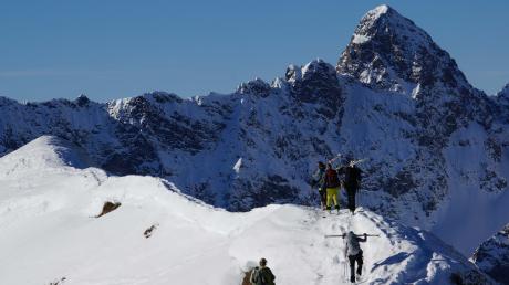 Im Winter geht es mit Skiern auf den Berg. In der Sektion Krumbach des Deutschen Alpenvereins sind alle Sparten vertreten. 