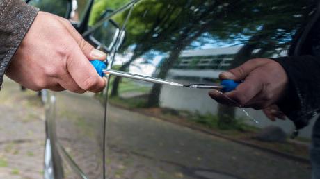 Ein Unbekannte hat in Gessertshausen am Dienstag den blauen Fiat 500 einer 50-Jährigen Frau zerkratzt. 