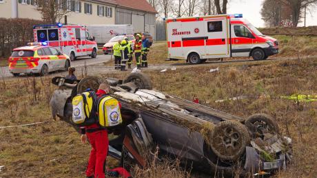 Mehrfach überschlagen hat sich der mit drei Personen besetzte Unfallwagen am Kiesberg bei Deisenhausen. Alle drei Insassen wurden schwer verletzt und die Rettungskräfte vor Ort hatten alle Hännde voll zu tun. 	