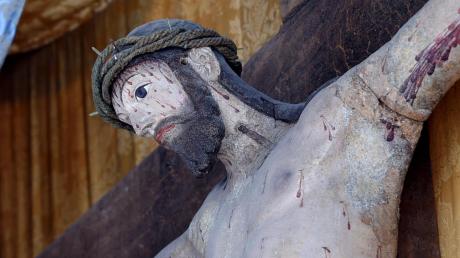 Eine Jesusfigur, welche an einem Radweg zwischen Wertingen und Unterthürheim angebracht ist, ist von einer unbekannten Person beschädigt worden. 