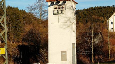 Dieser alte Trafo-Turm, der unmittelbar neben der Zusam bei Nachstetten steht, soll abgebaut werden.  	