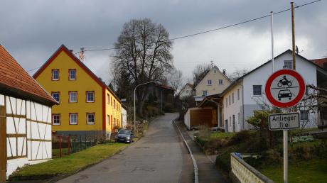 Die Straße „Hinterer Berg“ in Deisenhausen dürfen künftig wieder alle Fahrzeuge, die nicht schwerer als 2,8 Tonnen sind, in beiden Richtungen befahren. 	