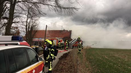 Beim Brand in Wasserberg waren zahlreiche Einsatzkräfte von Feuerwehren aus den Kreisen Günzburg und Unterallgäu im Einsatz.