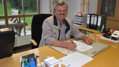 Nach 42 Jahren kommunalpolitischer Tätigkeit, davon zwölf Jahre als Bürgermeister, geht Karl Weiß in den Ruhestand. Unser Bild zeigt ihn in seinem Amtszimmer am letzten Arbeitstag. 