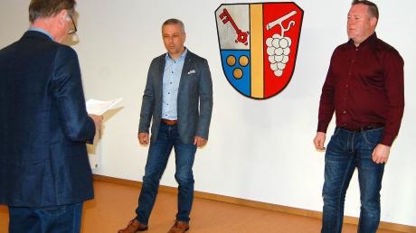 Das Gemeindewappen von Aletshausen sorgte für den erforderlichen Abstand bei der Vereidigung der Bürgermeister-Vertreter (von links) Markus Rogg (3. Bürgermeister) und Zweitem Bürgermeister Martin Veitleder.