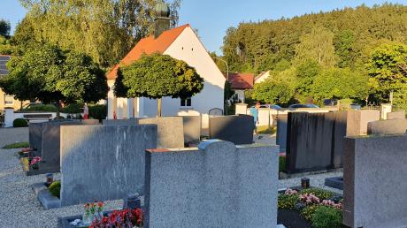 Schön gepflegt präsentiert sich der Friedhof in Waltenhausen. Zur kostendeckenden Bewirtschaftung müssen die Benutzungsgebühren moderat angehoben werden, beschloss der Gemeinderat. 