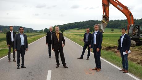 Die B 16 im Bereich Aletshausen/Loppenhausen wird erweitert.  Unser Bild zeigt den Spatenstich für das Projekt im Juni. 