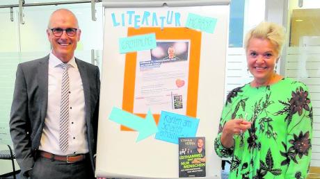 Vorstandsmitglied Uwe Köhler und Prokuristin Sabine Turek von der Raiffeisenbank Schwaben Mitte laden am 10. September ein zur Krumbacher Literaturherbsteröffnung. 
