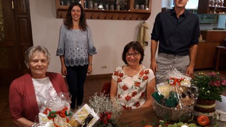 Verabschiedung beim Obst- und Gartenbauverein Waltenhausen: Unser Bild zeigt von links Sieglinde Weiß, 1. Vorsitzende Angelika Haider, Fanny Maier und Willi Höck. 	