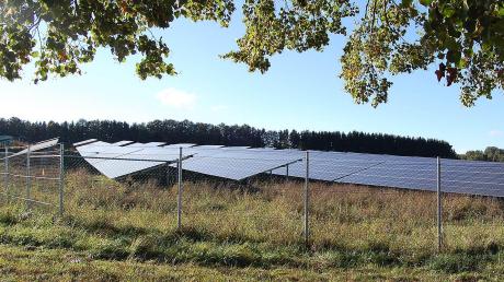 Im Norden von Aichen ist am Wiesweg seit knapp einem Jahr die erste Fotovoltaik-Freiflächen-Anlage in Betrieb gegangen (unser Bild). Ein zweiter Solarpark soll nun etwa einen Kilometer südlich entstehen.