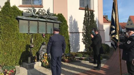 Am Kriegerdenkmal an der Kirche in Balzhausen fand zum Volkstrauertag ein Gedenken an die Toten der beiden Weltkriege statt.  	