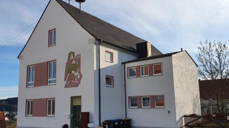 Einen eindeutigen Entschluss zur Erhaltung und Erweiterung des Kindergartens St. Martin in Ebershausen fasste der Gemeinderat in seiner Sitzung. Unser Bild zeigt die alte Schule, in deren Räumen gegenwärtig 27 Kinder betreut werden. 	