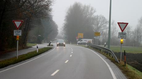 Die Kreuzung Staatsstraße 2018 und Kreisstraße GZ13 im Westen von Nattenhausen hat sich zum Unfallschwerpunkt entwickelt. Als erste Maßnahme wurden Blitzleuchten installiert, die auf die Stoppstelle aufmerksam machen sollen. Weitere Maßnahmen werden folgen. 	