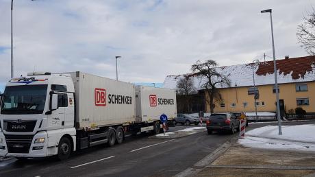 Probleme gibt es für Sattelzugmaschinen in der neu gebauten Straßenkreuzung in Langenhaslach. 