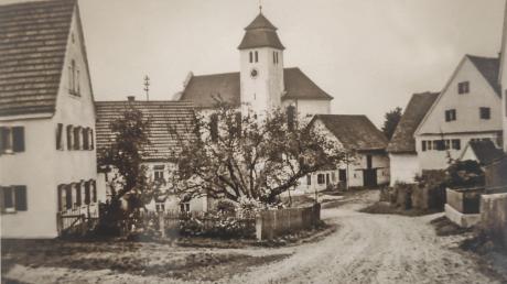Die Schulstraße mit Pfarrkirche Mariä Himmelfahrt in Unterbleichen früher und heute. Viele derartige Vergleiche beinhaltet der Bildband. 	