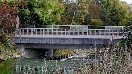 Die Brücke über die Mindel östlich der Ortschaft Winzer ist vor gut 35 Jahren gebaut worden. Bei der Inspektion im letzten Jahr kamen schwere Schäden zutage. Damit sie weiterhin benutzt werden kann, müssen etliche Vorkehrungen getätigt werden. 	
