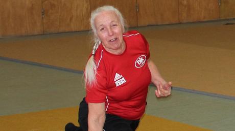 Vroni Kreuzer-Jakob hält nicht nur ihre Seniorengruppe mit täglichen Trainingsfilmen auf Trab. Die 71-Jährige hält sich auch selber fit. 	