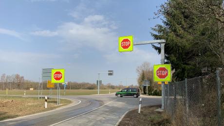 Schon von Weitem sind die neuen Stopp-Schilder an der Nattenhauser Kreuzung zu sehen – sowohl tagsüber als auch nachts. Die grelle Farbe wird bei Verkehrsschildern nur selten eingesetzt, damit Autofahrer sich nicht an sie gewöhnen. 	