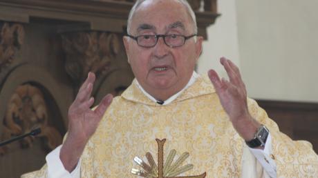Pfarrer Herbert Schuler aus Langenhaslach feiert am Sonntag mit einem Gottesdienst in der Edelstetter Kirche seinen 90. Geburtstag.  	