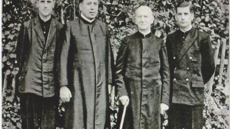 Das Foto wurde 1952 aufgenommen. Es zeigt Pfarrer Heinzelmann mit den drei Primizianten von Oberbleichen. 	