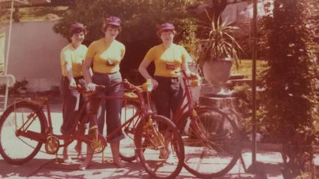 Das erste Tandem-Fahrrad, 1977, von Monika Schuster, geb. Kling, mit ihren beiden Schwestern Irmgard und Christa. „Wir hatten damals schon das Gelbe Trikot“, schreibt Monika Schuster. 