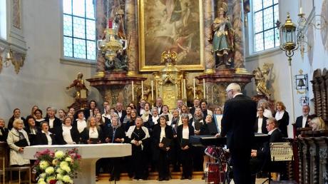 Gospel-Projektchor, Jugendchor, Gesangs- und Instrumentalsolisten unter der Leitung von Robert Sittny begeisterten das Publikum in der prall gefüllten Stadtpfarrkirche von Thannhausen. 