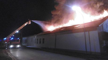 Die Krumbacher Feuerwehr versuchte, mit einer Drehleiter die lodernden flammen zu bändigen. 