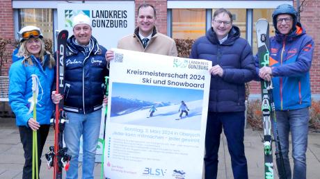 Andrea Högel (Sportbeauftragte des Landkreises Günzburg) Hans Komm (BLSV Sportkreis Günzburg), Peter Hieber (SV Scheppach), Daniel Gastl (Vorstandsvorsitzender Sparkasse Günzburg Krumbach) und Landrat Hans Reichhart (von links) freuen sich auf die diesjährige Ski-Kreismeisterschaft. 