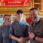 Nicolai Schiefele (links) genießt im Krumbacher Kachelofen volles Vertrauen. Junior-Chefin Laura Haas und Inhaber Herbert Haas sind stolz auf ihren talentierten Koch-Azubi. 