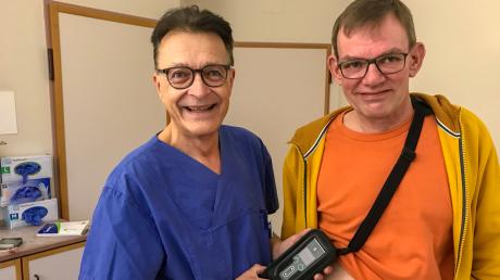 Dr. Joachim Durner, Chefarzt für Allgemeine Innere Medizin und Geriatrie, freut sich, dass er seinem Parkinson-Patienten Frank Berger mit einer neuen Dopamin-Pumpe helfen kann. 